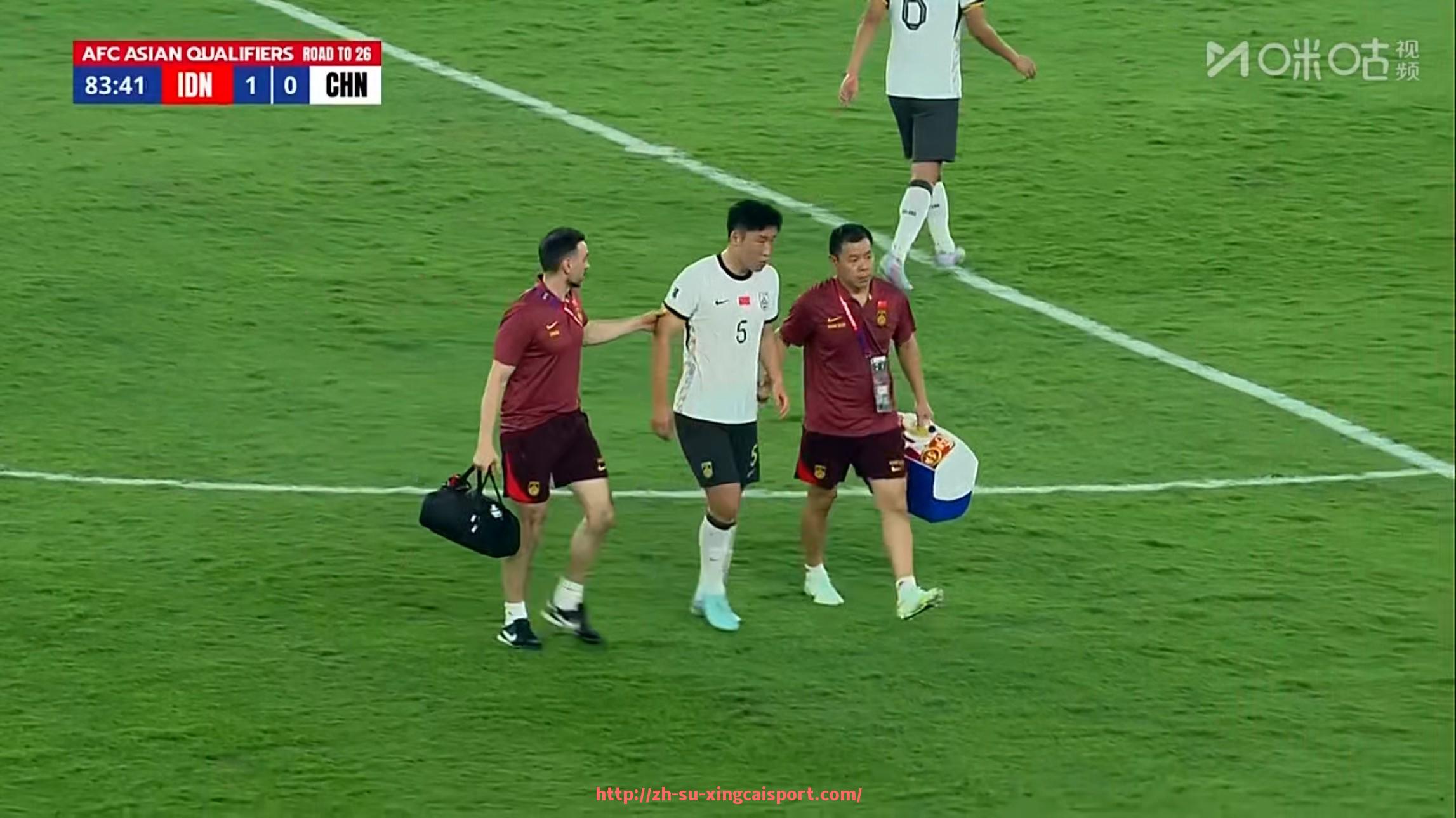 杏彩体育-英超球员比赛中双臂交叉姿势的意义与战术信号